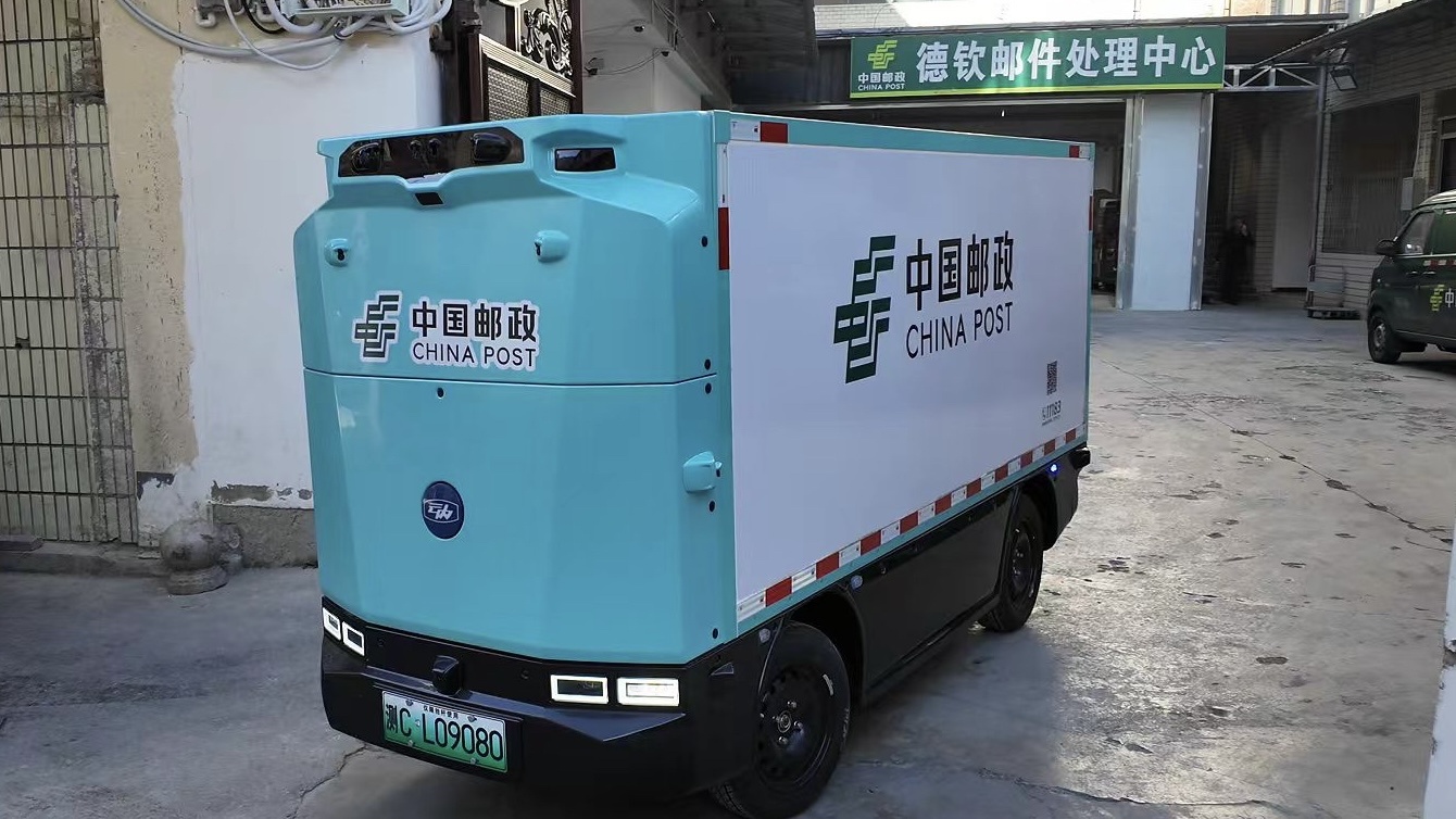 德钦县首辆邮政智能配送无人车正式投入运营